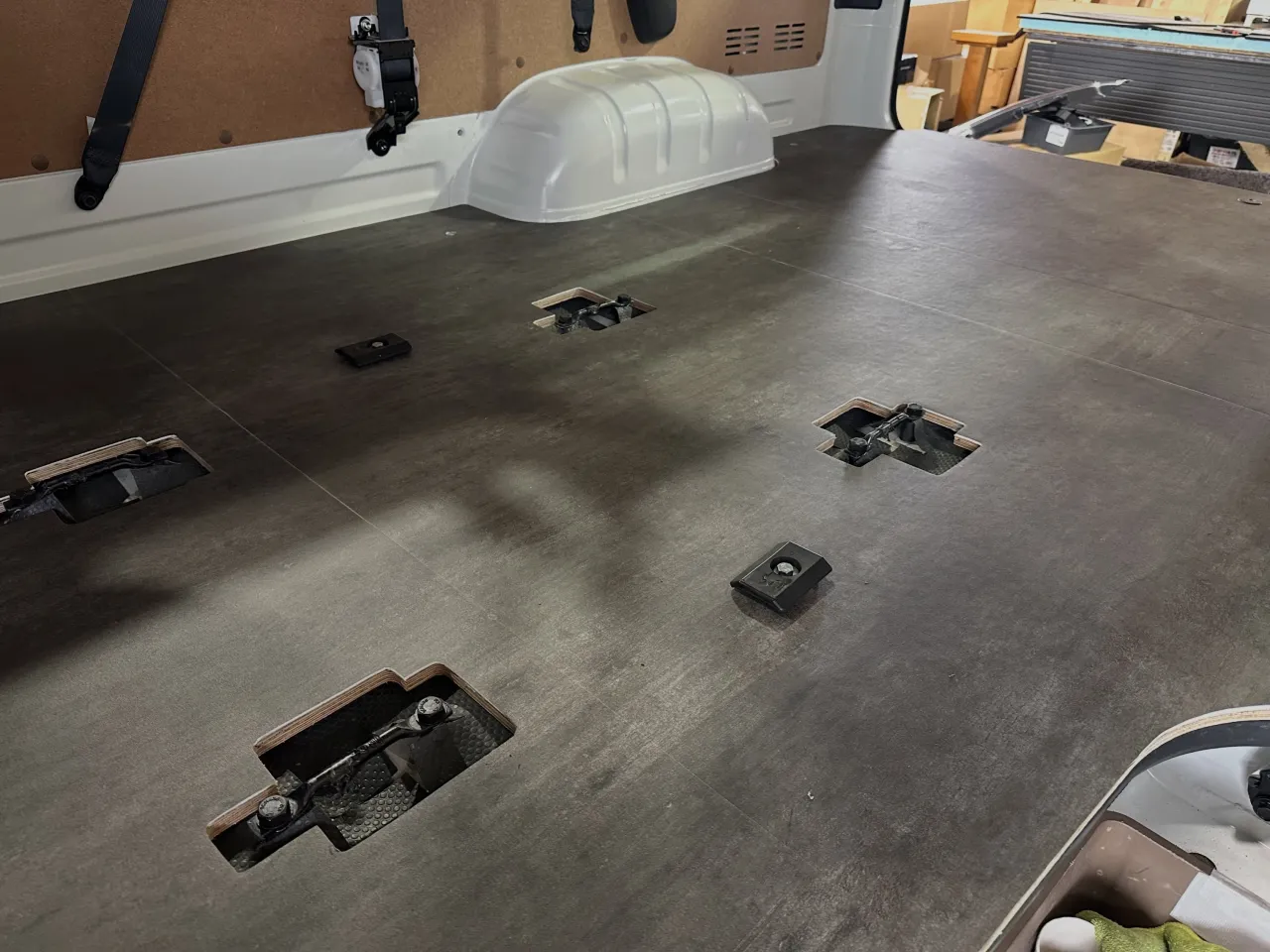 9人乗りハイエースのフローリング施工です❗️